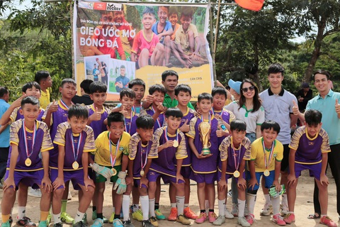 Trúc Phương (thứ 3 từ phải sang, hàng đứng) cùng dự án “Gieo ước mơ bóng đá” đến với trẻ em vùng cao - Ảnh: NVCC Trúc Phương (thứ 3 từ phải sang, hàng đứng) cùng dự án “Gieo ước mơ bóng đá” đến với trẻ em vùng cao - Ảnh: NVCC