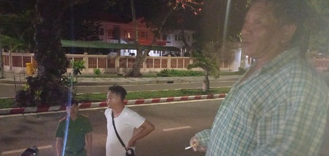 Thoát nạn nhờ bám vào thùng nước đá sau gần 4 tiếng trôi trên biển Côn Đảo - Ảnh 2. Anh Phương (bìa phải) may mắn thoát nạn khi ghe chìm ở biển Côn Đảo - Ảnh: BÙI QUANG KHẢI