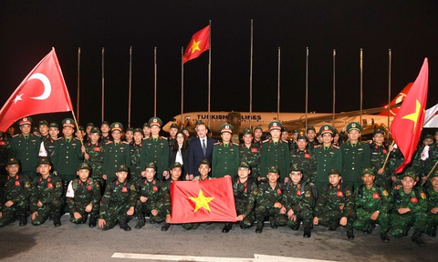 Đoàn Quân đội nhân dân Việt Nam sẵn sàng lên đường tới thực hiện nhiệm vụ tại Thổ Nhĩ Kỳ - Ảnh: QPVN Đoàn Quân đội nhân dân Việt Nam sẵn sàng lên đường tới Thổ Nhĩ Kỳ thực hiện nhiệm vụ cứu hộ - Ảnh: QPVN