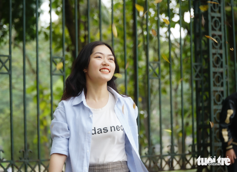 Sưa thay lá, nhuộm vàng góc phố Hà Nội - Ảnh 6. Sưa thay lá, nhuộm vàng góc phố Hà Nội - Ảnh 6.