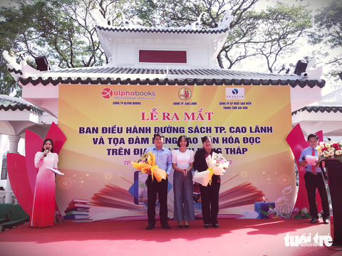 Trung bình mỗi người dân mua sách chưa đến 50.000 đồng/năm - Ảnh 1. Lãnh đạo TP Cao Lãnh tặng hoa cho đại diện ban điều hành Đường sách TP Cao Lãnh - Ảnh: ĐẶNG TUYẾT