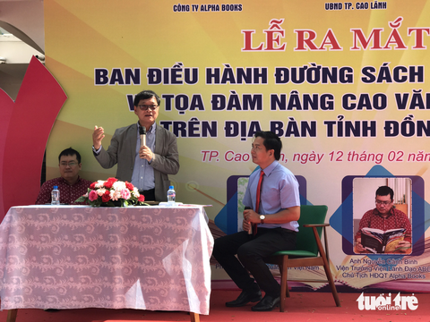 Trung bình mỗi người dân mua sách chưa đến 50.000 đồng/năm - Ảnh 2. Ông Lê Hoàng - Phó chủ tịch Hội Xuất bản Việt Nam - chia sẻ tại buổi tọa đàm nâng cao văn hóa đọc tại tỉnh Đồng Tháp