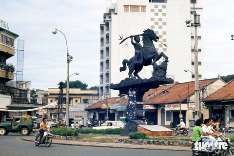 Đường phố Sài Gòn - Những ký ức thân thương - Kỳ 10: Lộ sứ thần năm xưa, đường đổi thay hôm nay - Ảnh 1. Bùng binh ngã sáu Phù Đổng, nơi đường Lê Văn Duyệt (nay là Cách Mạng Tháng 8) bước vào trung tâm Sài Gòn sầm uất - Ảnh: TƯ LIỆU