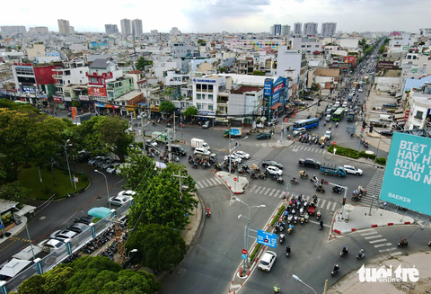 Đường phố Sài Gòn - Những ký ức thân thương - Kỳ 10: Lộ sứ thần năm xưa, đường đổi thay hôm nay - Ảnh 2. Ngã tư Bảy Hiền, giao lộ huyết mạch trên đường Cách Mạng Tháng 8 hiện nay - Ảnh: T.T.D.