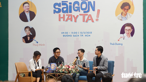 'Sài Gòn hay ta!': Một Sài Gòn rực rỡ và nghĩa tình - Ảnh 1. Hai tác giả trong buổi trò chuyện cùng bạn đọc sáng nay - Ảnh: TRẦN MẶC