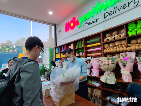 Cận Valentine, giá hoa ở TP.HCM tăng gấp đôi, gấp ba - Ảnh 1. Cận Valentine, giá hoa ở TP.HCM tăng gấp đôi, gấp ba - Ảnh 1.