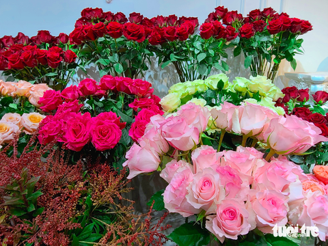 Cận Valentine, giá hoa ở TP.HCM tăng gấp đôi, gấp ba - Ảnh 2. Cận Valentine, giá hoa ở TP.HCM tăng gấp đôi, gấp ba - Ảnh 2.