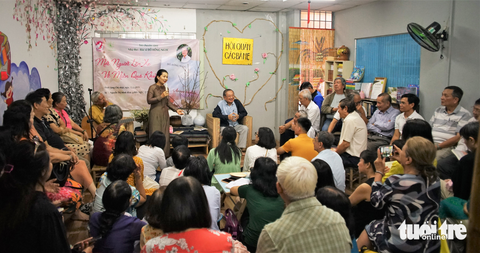 Áo xưa dù nhàu và lời tri ân của nhà văn Đỗ Hồng Ngọc - Ảnh 1. Không gian trò chuyện thân mật cùng nhà thơ - bác sĩ Đỗ Hồng Ngọc tại Hội quán Các bà mẹ - Ảnh: HUỲNH VY