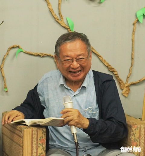 'Áo xưa dù nhàu' và lời tri ân của nhà văn Đỗ Hồng Ngọc - Ảnh 2. Ở tuổi 83, nhà văn Đỗ Hồng Ngọc vẫn dí dỏm khi trò chuyện cùng bạn đọc - Ảnh: HUỲNH VY