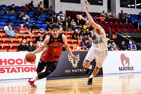 Giải bóng rổ Đông Nam Á (ABL Invitational) 2023: Saigon Heat dẫn đầu nhờ 'pháo tầm xa' - Ảnh 1. Võ Kim Bản (trái, Saigon Heat) thi đấu ngày càng chững chạc tại ABL Invitational 2023 - Ảnh: VBA