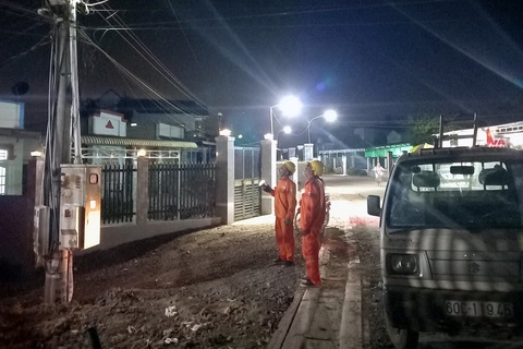 Vụ lấp cả trụ điện khu san nền sân bay Long Thành: Nối điện tạm thời cho hơn 70 hộ dân - Ảnh 1. Vụ lấp cả trụ điện khu san nền sân bay Long Thành: Nối điện tạm thời cho hơn 70 hộ dân - Ảnh 1.