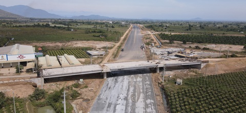 Nhùng nhằng thủ tục gia hạn mỏ đất đắp, cao tốc Phan Thiết - Vĩnh Hảo nguy cơ lại lỗi hẹn - Ảnh 1. Nhùng nhằng thủ tục gia hạn mỏ đất đắp, cao tốc Phan Thiết - Vĩnh Hảo nguy cơ lại lỗi hẹn - Ảnh 1.