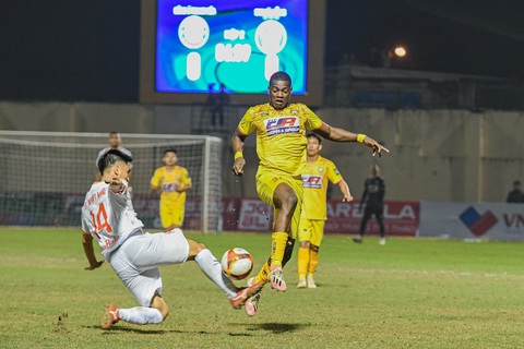 Thanh Hóa - SHB.Đà Nẵng (1-0): Ấn tượng mặt sân... đất nện - Ảnh 1. Thanh Hóa - SHB.Đà Nẵng (1-0): Ấn tượng mặt sân... đất nện - Ảnh 1.