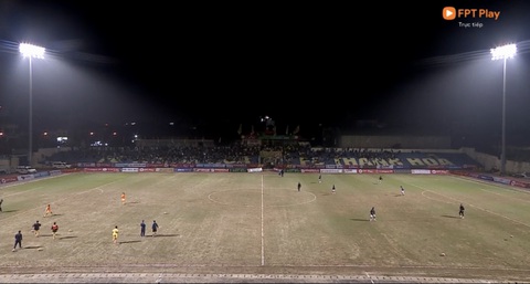 Thanh Hóa - SHB.Đà Nẵng (1-0): Ấn tượng mặt sân... đất nện - Ảnh 2. Thanh Hóa - SHB.Đà Nẵng (1-0): Ấn tượng mặt sân... đất nện - Ảnh 2.