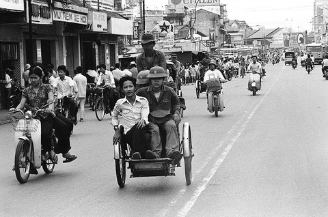 Đường phố Sài Gòn - Những ký ức thân thương - Kỳ 10: Lộ sứ thần năm xưa, đường đổi thay hôm nay - Ảnh 2. Cảnh đường Phạm Hồng Thái (nay là Cách Mạng Tháng 8) sau 30-4-1975 - Ảnh: TƯ LIỆU