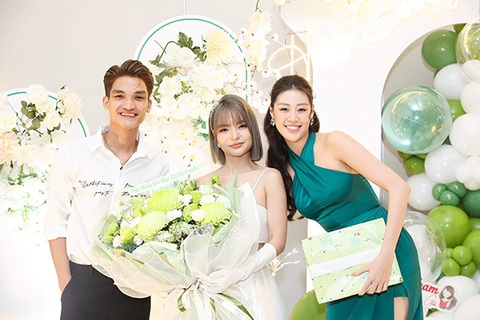 Ảnh vui sao Việt 12-2: Lý Hải tận tình làm tóc cho vợ - Ảnh 4. Ảnh vui sao Việt 12-2: Lý Hải tận tình làm tóc cho vợ - Ảnh 4.