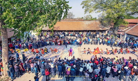Dựng lại những mùa lễ hội thuần khiết - Ảnh 1. Trò chơi kéo co trong lễ hội chùa Đậu (Hà Nội) năm 2023 - Ảnh: HIẾU TRẦN