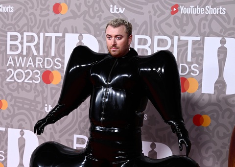 Ca sĩ Sam Smith bị chế nhạo vì mặc đồ cao su bơm hơi trên thảm đỏ Brit Awards 2023 - Ảnh 2. Ca sĩ Sam Smith bị chế nhạo vì mặc đồ cao su bơm hơi trên thảm đỏ Brit Awards 2023 - Ảnh 2.