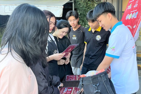 Tết chuyền tay đến với trẻ vùng biên - Ảnh 1. Tết chuyền tay đến với trẻ vùng biên - Ảnh 1.
