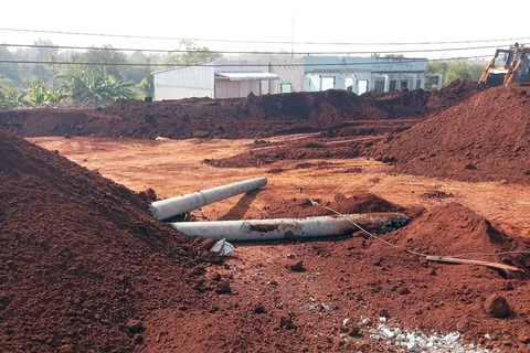 Đổ đất lấp luôn trụ điện khu san nền sân bay Long Thành khiến dân mất điện - Ảnh 1. Đổ đất lấp luôn trụ điện khu san nền sân bay Long Thành khiến dân mất điện - Ảnh 1.