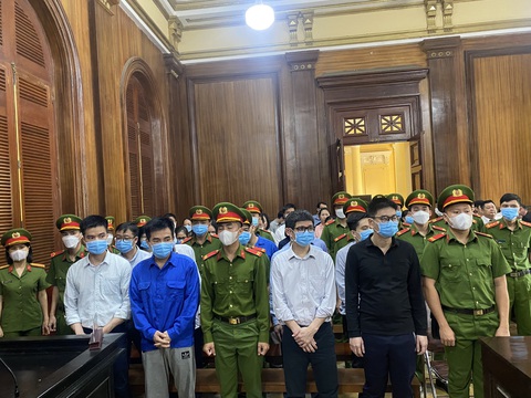 Bị cáo Hoàng Thị Thúy Nga khẳng định mình là người duy nhất hưởng lợi - Ảnh 1. Bị cáo Hoàng Thị Thúy Nga khẳng định mình là người duy nhất hưởng lợi - Ảnh 1.