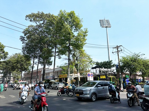 Góc phố Nguyễn Kim - Đào Duy Từ ngày nay vẫn còn nhiều hình ảnh sân bóng kế bên - Ảnh: TRUNG NGHĨA Góc phố Nguyễn Kim - Đào Duy Từ ngày nay vẫn còn nhiều hình ảnh sân bóng kế bên - Ảnh: TRUNG NGHĨA