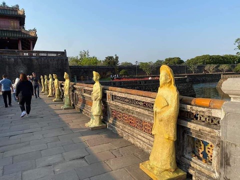 Thu hồi hàng loạt tượng không phù hợp đặt trước Ngọ Môn Huế - Ảnh 1. Thu hồi hàng loạt tượng không phù hợp đặt trước Ngọ Môn Huế - Ảnh 1.