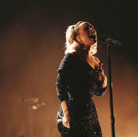 Adele rạng rỡ, gợi cảm cùng thiết kế của Công Trí - Ảnh 6. Adele rạng rỡ, gợi cảm cùng thiết kế của Công Trí - Ảnh 6.