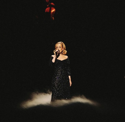 Adele rạng rỡ, gợi cảm cùng thiết kế của Công Trí - Ảnh 4. Adele rạng rỡ, gợi cảm cùng thiết kế của Công Trí - Ảnh 4.