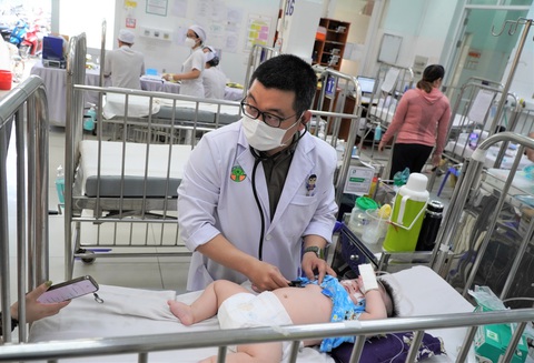 Trẻ mắc các bệnh về hô hấp có xu hướng tăng thời gian gần đây tại Bệnh viện Nhi đồng 2 - Ảnh: THU HIẾN Trẻ mắc các bệnh về hô hấp có xu hướng tăng thời gian gần đây tại Bệnh viện Nhi đồng 2 - Ảnh: THU HIẾN