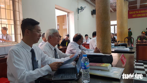 Đang xét xử ‘trùm buôn lậu’ Mười Tường và đồng phạm về 51kg vàng - Ảnh 2. Đang xét xử ‘trùm buôn lậu’ Mười Tường và đồng phạm về 51kg vàng - Ảnh 2.