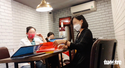 'Ép' người dân mua bảo hiểm: Không mua bảo hiểm, chấm dứt khoản vay - Ảnh 3. Tại tòa nhà Prudential Plaza, một khách hàng hoàn tất thủ tục hủy hợp đồng bảo hiểm nhân thọ, sau đó được hoàn 153,3 triệu đồng - Ảnh: BÔNG MAI