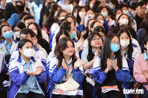 Chương trình tư vấn tuyển sinh - hướng nghiệp: Gỡ những 'lầm tưởng' cho học sinh - Ảnh 1. Đông đảo học sinh các trường THPT tại TP Pleiku, Gia Lai hào hứng tham dự chương trình tư vấn tuyển sinh - hướng nghiệp sáng 12-2 - Ảnh: DUYÊN PHAN