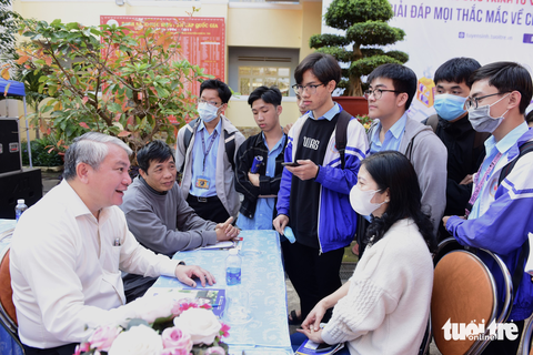 Chương trình tư vấn tuyển sinh - hướng nghiệp: Gỡ những 'lầm tưởng' cho học sinh - Ảnh 3. Bà Phạm Thị Thu và chồng lắng nghe chuyên gia tư vấn giải đáp các thắc mắc trong việc chọn ngành, chọn trường cho con - Ảnh: DUYÊN PHAN