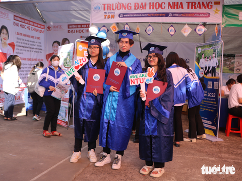 Chụp ảnh tốt nghiệp tại buổi tư vấn - Ảnh: TRỌNG NHÂN Chụp ảnh tốt nghiệp tại buổi tư vấn - Ảnh: TRỌNG NHÂN
