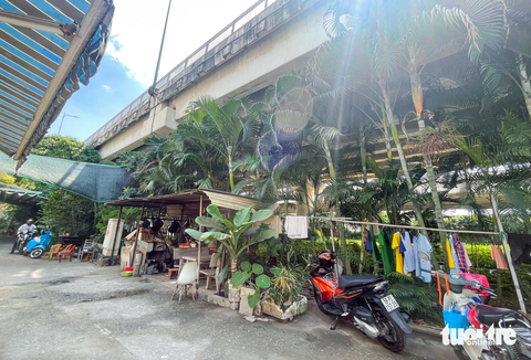 Dạ cầu ở TP.HCM ‘biến’ thành nơi kinh doanh, bãi rác - Ảnh 5. Dạ cầu ở TP.HCM ‘biến’ thành nơi kinh doanh, bãi rác - Ảnh 5.