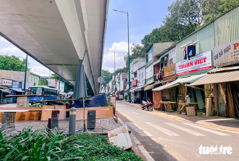 Dạ cầu ở TP.HCM ‘biến’ thành nơi kinh doanh, bãi rác - Ảnh 6. Dạ cầu ở TP.HCM ‘biến’ thành nơi kinh doanh, bãi rác - Ảnh 6.