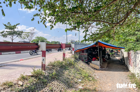 Dạ cầu ở TP.HCM ‘biến’ thành nơi kinh doanh, bãi rác - Ảnh 8. Dạ cầu ở TP.HCM ‘biến’ thành nơi kinh doanh, bãi rác - Ảnh 8.