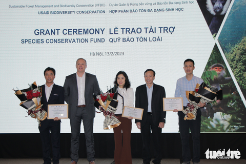Mỹ hỗ trợ 3,5 tỉ đồng bảo tồn cá chạch suối, vượn má trắng, chà vá chân xám ở Việt Nam - Ảnh 1. Mỹ hỗ trợ 3,5 tỉ đồng bảo tồn cá chạch suối, vượn má trắng, chà vá chân xám ở Việt Nam - Ảnh 1.