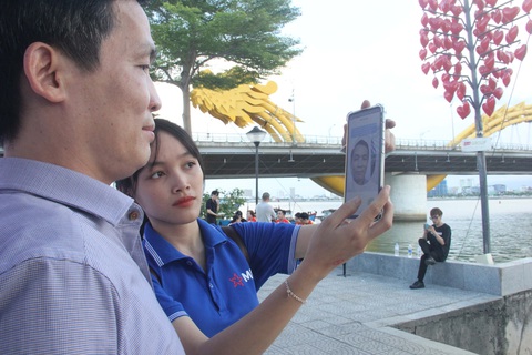 Dân Đà Nẵng nhàn nhờ chuyển đổi số - Ảnh 1. Chuyển đổi số đang mang lại nhiều lợi ích cho người dân Đà Nẵng - Ảnh: TRƯỜNG TRUNG