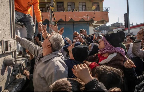 Hơn 1 triệu người ngủ trong lều trại lạnh âm 9 độ C ở Thổ Nhĩ Kỳ và Syria - Ảnh 2. Hơn 1 triệu người ngủ trong lều trại lạnh âm 9 độ C ở Thổ Nhĩ Kỳ và Syria - Ảnh 2.