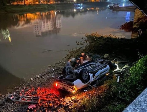 Xe bán tải mất lái rơi xuống sông, hai người chết - Ảnh 1. Xe bán tải mất lái rơi xuống sông, hai người chết - Ảnh 1.
