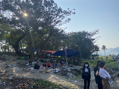 Bãi rêu lung linh ở Đà Nẵng biến thành bãi rác - Ảnh 1. Bãi rêu lung linh ở Đà Nẵng biến thành bãi rác - Ảnh 1.