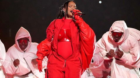 Rihanna khoe bụng bầu lần 2 bằng màn đu dây, nhảy múa trên không - Ảnh 2. Rihanna khoe bụng bầu lần 2 bằng màn đu dây, nhảy múa trên không - Ảnh 2.