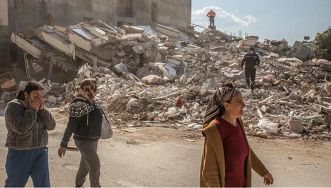 Hơn 1 triệu người ngủ trong lều trại lạnh âm 9 độ C ở Thổ Nhĩ Kỳ và Syria - Ảnh 1. Hơn 1 triệu người ngủ trong lều trại lạnh âm 9 độ C ở Thổ Nhĩ Kỳ và Syria - Ảnh 1.