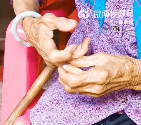 Dòng chữ trên chiếc nhẫn quý của cụ bà hé lộ nguồn gốc thật sự - Ảnh 1. Dòng chữ trên chiếc nhẫn quý của cụ bà hé lộ nguồn gốc thật sự - Ảnh 1.