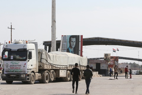 Vì sao hàng nhân đạo sau động đất bị tắc ở biên giới Syria? - Ảnh 1. Vì sao hàng nhân đạo sau động đất bị tắc ở biên giới Syria? - Ảnh 1.