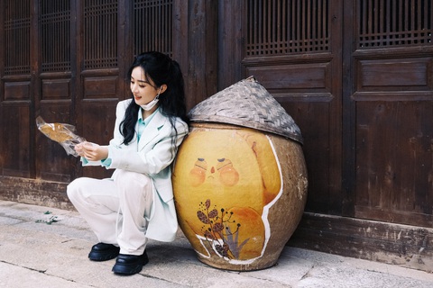 Sếp nhà người ta: Bạch Bách Hà cho nhân viên nghỉ cả tháng, Triệu Lệ Dĩnh tặng hẳn xe sang - Ảnh 4. Sếp nhà người ta: Bạch Bách Hà cho nhân viên nghỉ cả tháng, Triệu Lệ Dĩnh tặng hẳn xe sang - Ảnh 4.