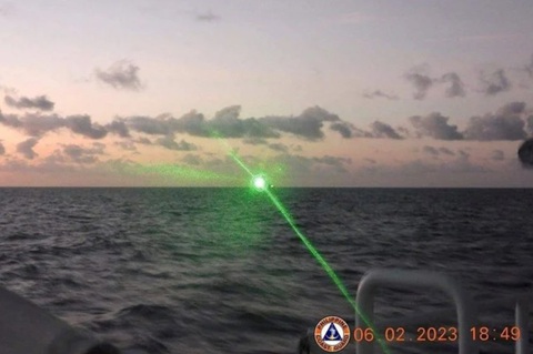 Thủy thủ Philippines tố bị Trung Quốc chiếu đèn laser ở Biển Đông - Ảnh 1. Thủy thủ Philippines tố bị Trung Quốc chiếu đèn laser ở Biển Đông - Ảnh 1.