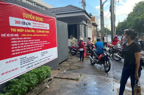 Tuyển dụng khởi động trầm lắng - Ảnh 1. Một doanh nghiệp tại Khu công nghiệp Tân Bình (TP.HCM) đăng thông tin tuyển dụng sau tết trước trụ sở công ty - Ảnh: VŨ THỦY